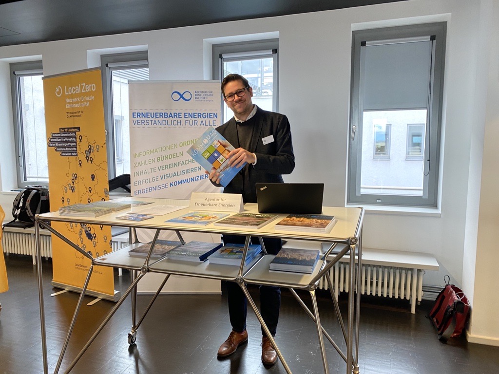 RenewsTweet's tweet photo. 📢Unser Geschäftsführer, Dr. Robert Brandt, steht heute gemeinsam mit unserem Projektmanager, Ryotara Kajimura, bei der Veranstaltung der AG nachhaltige #Kommune im Rahmen der #NachhaltigkeitsplattformBrandenburg für Gespräche rund um die #Erneuerbaren zur Verfügung. #Klimaschutz https://t.co/N1kth9kXUn