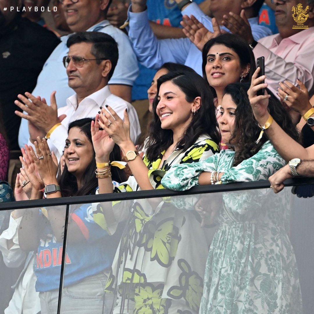 Lights, camera, cricket! 🎞️🏏

Celeb sightings at the Wankhede yesterday 📸 

#PlayBold #INDvNZ #CWC23 #TeamIndia