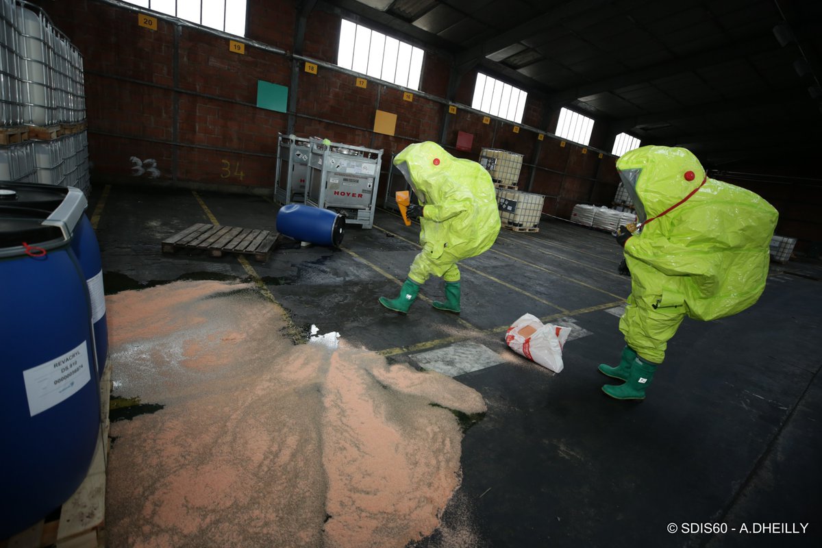 #Formation  // 11 #pompiers60 se forment actuellement aux Risques Chimiques niveau 2. Plongés dans la théorie et des mises en situation, comme  ici au sein de la société Synthomer, ils  suivent une préparation intense pour mieux répondre aux situations  d'urgence.