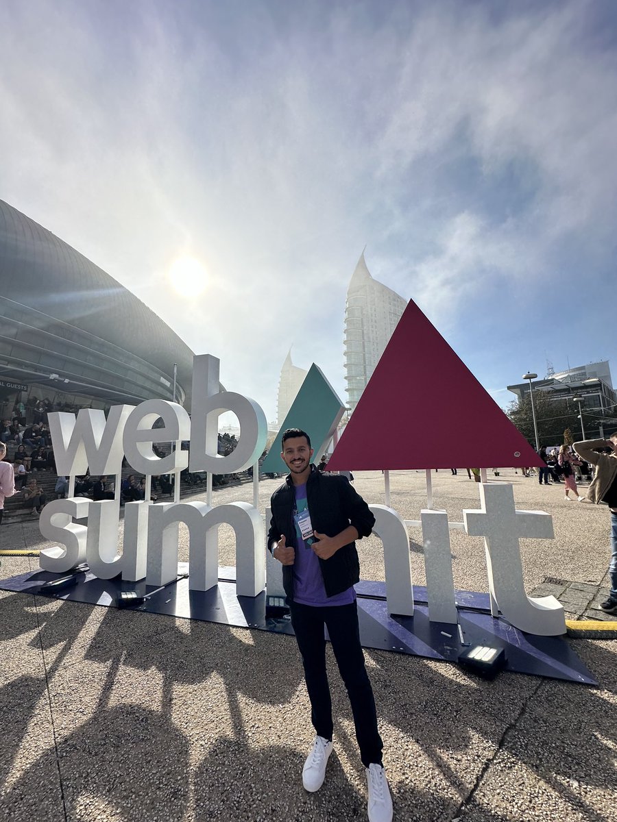 prasann_pandya's tweet photo. Volunteering at the Websummit because didnโt want to pay 600 Euros for the startup ticket. #BootstrappedFounder https://t.co/eoc1o3zRRd