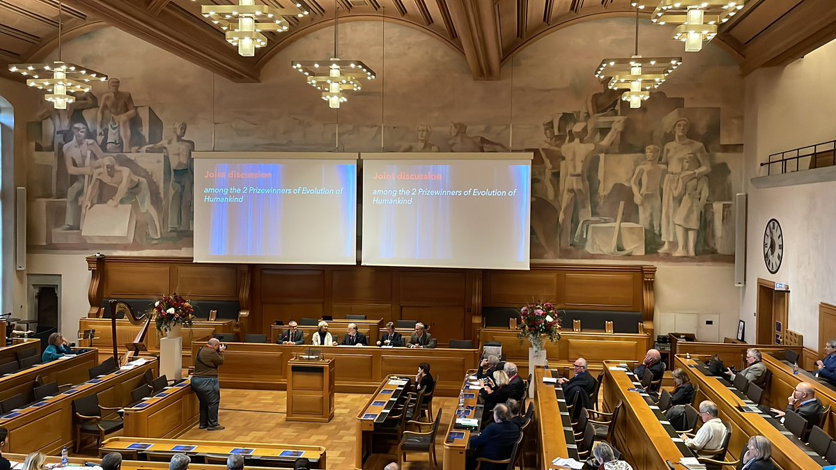 Wie hat sich die Menschheit seit Urzeiten entwickelt? Spannende Einsichten live im #RathausBern am #Balzanforum <a href="/academies_ch/">Akademien der Wissenschaften Schweiz</a> #EskeWillerslev <a href="/jjhublin/">Jean-Jacques Hublin</a>