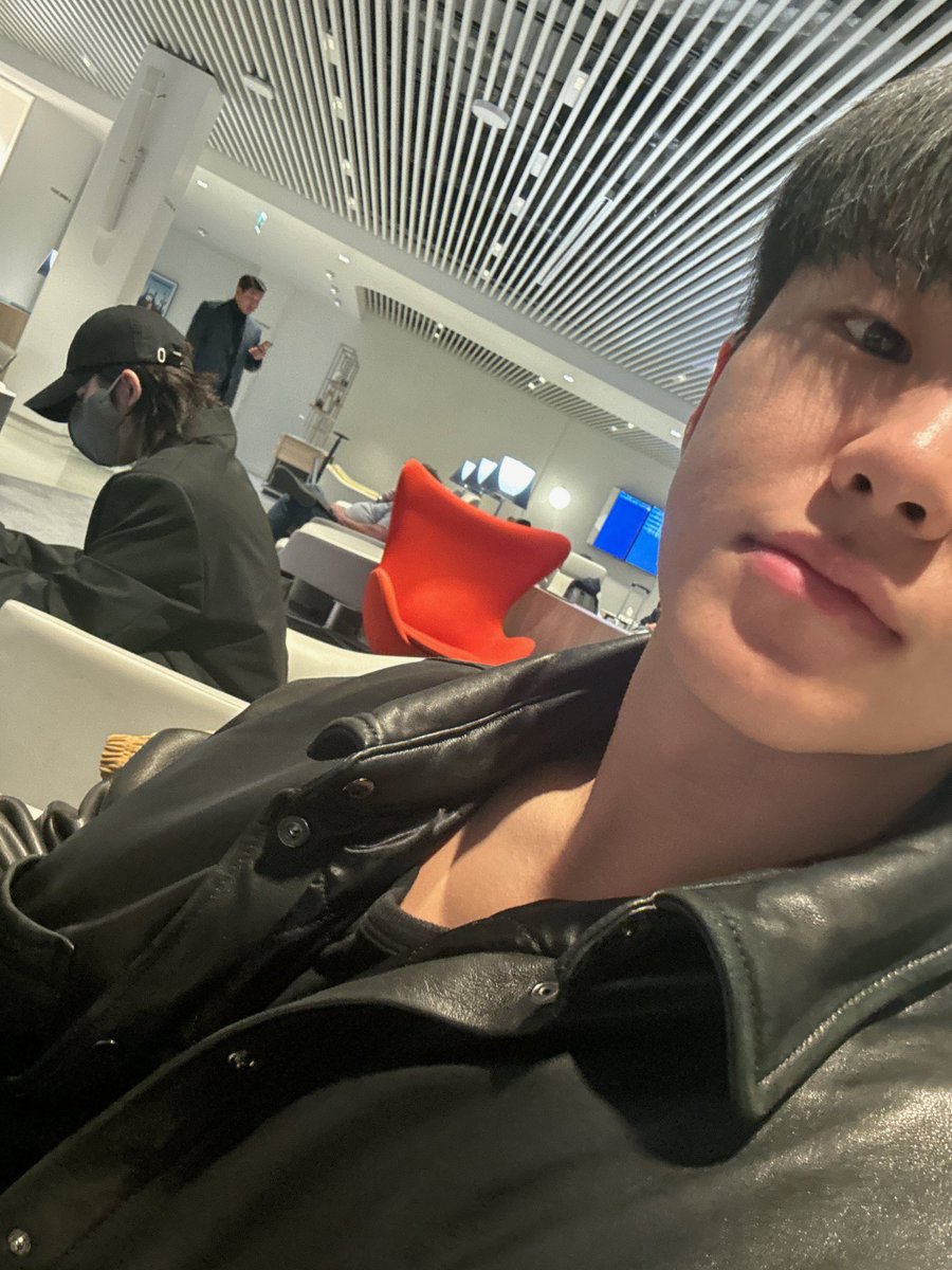dindinowo's tweet photo. akala ko nasa sm siya nag ticketing din 😭😭 https://t.co/dnYB9jJEs1