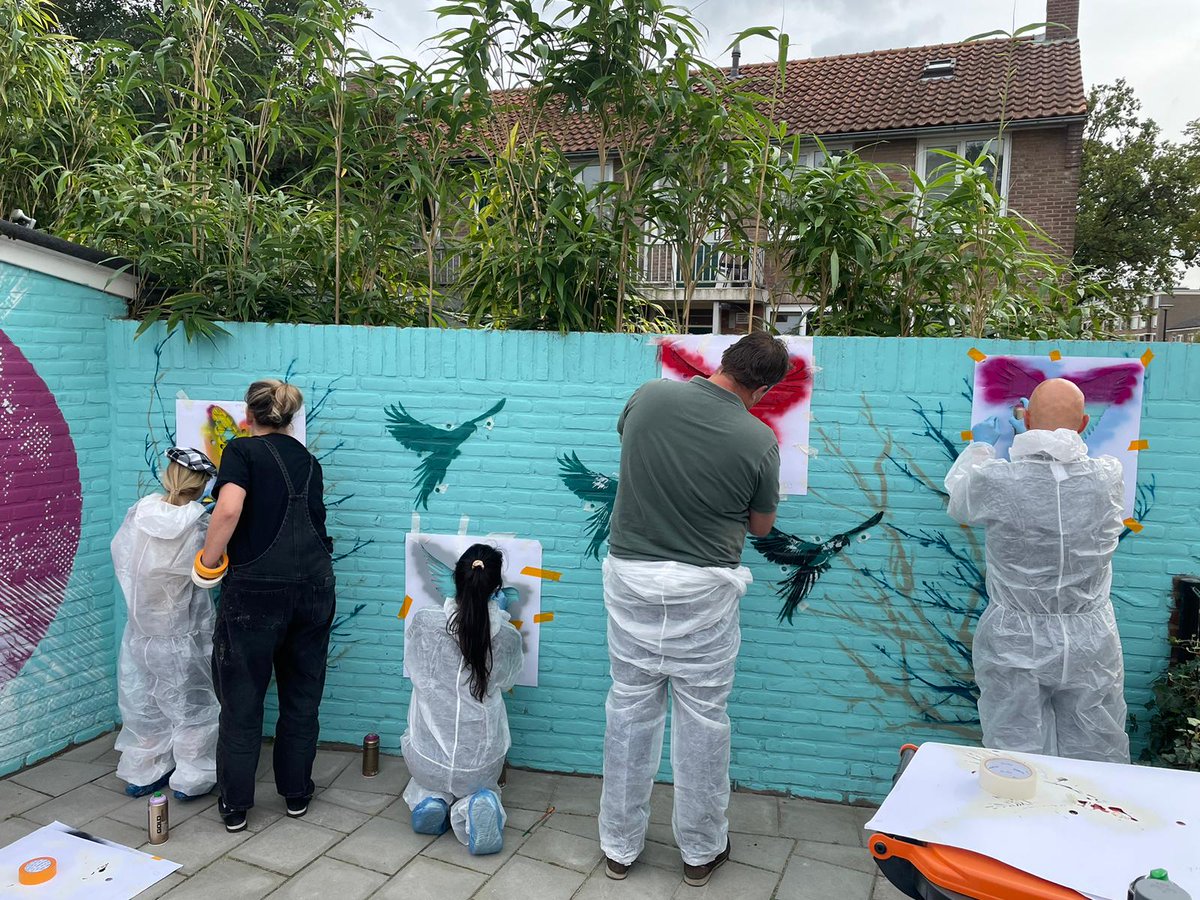 DeWoonplaats's tweet photo. In oktober trokken wij met overals en spuitbussen de wijk in. Onder leiding van Nina Paintina fleurden we twee rommelige hoeken op. Een innovatieve manier om te kijken naar leefbaarheid: iets moois toevoegen aan een wijk of buurt zorgt voor herkenbaarheid en trotse bewoners. https://t.co/4DIzbuwOdP