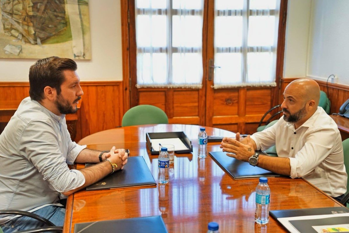 SerafinMesa's tweet photo. 🤝La #Ruta31 nos lleva hasta el municipio de #Arona que, este pasado fin de semana, ha congregado a 22 mil personas en el concierto de #Quevedo.

👏Hemos hablado con Ruben Delgado, concejal de juventud, sobre las políticas juveniles y sus necesidades.

#Ruta31 https://t.co/4qZw4Fbx7I