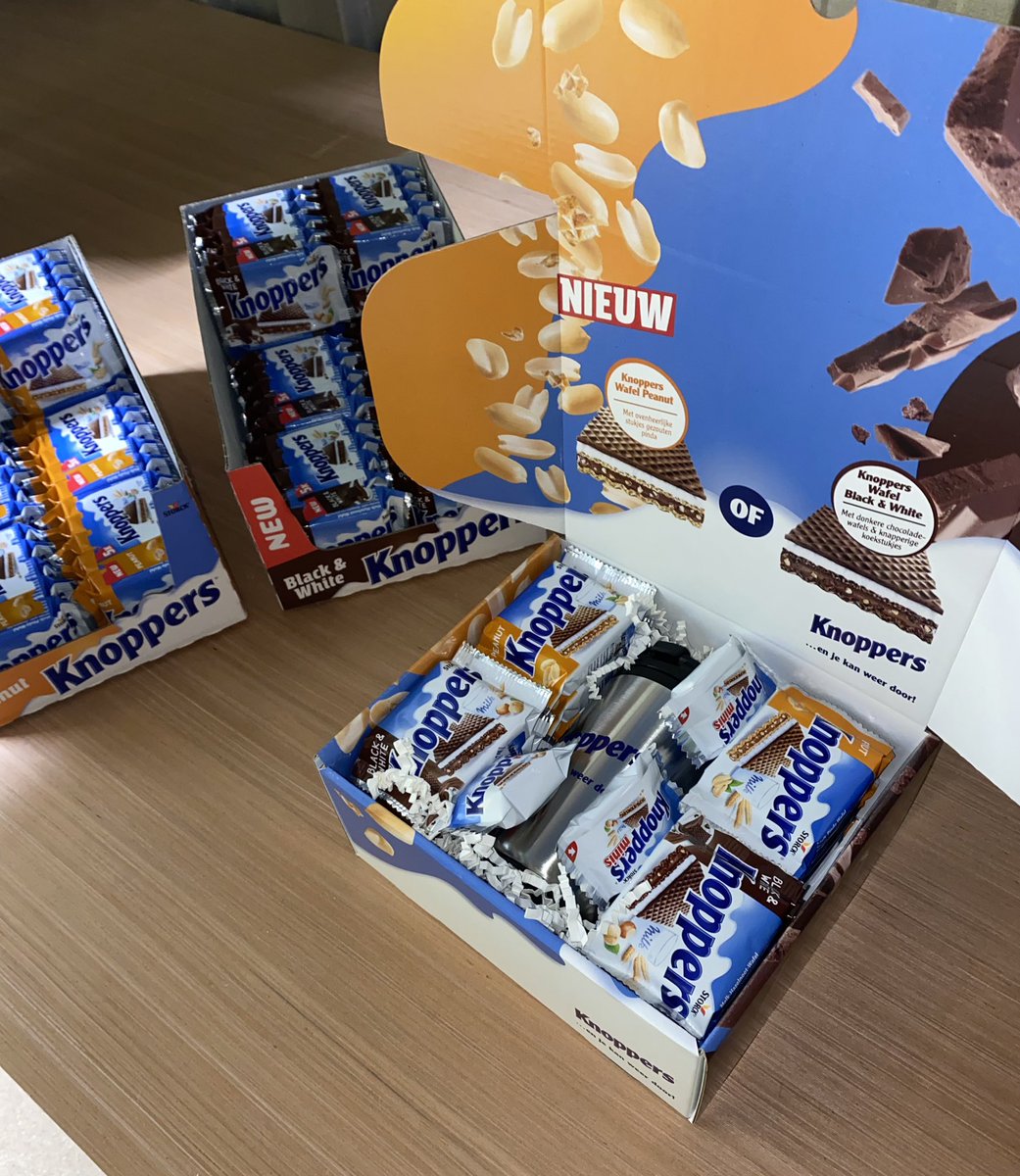 DeBruijnPR's tweet photo. Een lichte, knapperige wafelbodem met een laagje hazelnootcrème of pindacrème bedekt door een dun laagje melkchocolade. Wie kent het niet? Voor onze opdrachtgever Knoppers verzorgden wij de productsampling voor hun nieuwe producten: de Peanut en Black &amp; White wafels. #knoppers https://t.co/U0JKSyRRpu