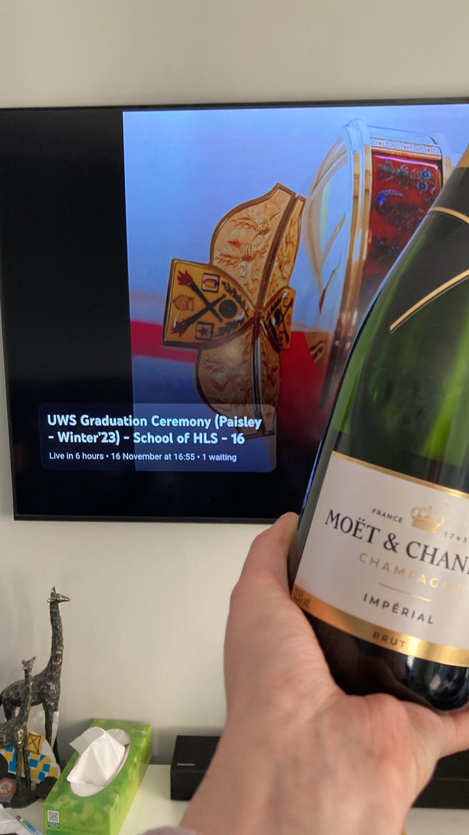 helendshedden's tweet image. Let the celebrations begin. #Masters #GraduationDay What better way to acknowledge #AdvancingPractice2023 week. 5 years later I got there #ANP 💪🏼👩🏻‍🎓@uwshls @UniWestScotland @UWSACPP @RAMcourse