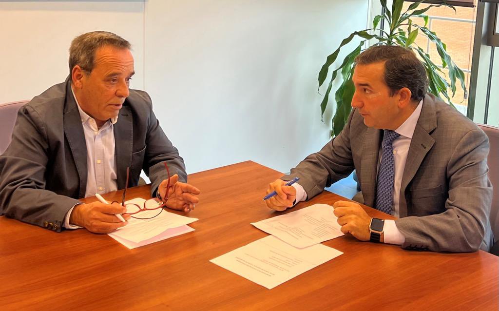 eloy1271's tweet photo. El alcalde de #Hinojosa de Duero tiene muchas ideas para revitalizar su municipio. En un enclave privilegiado de #LasArribes, con emprendedores implicados, posibilidades de desarrollo turístico y el apoyo de la @jcyl seguro que lo logra! https://t.co/ztaS4AQ3ST
