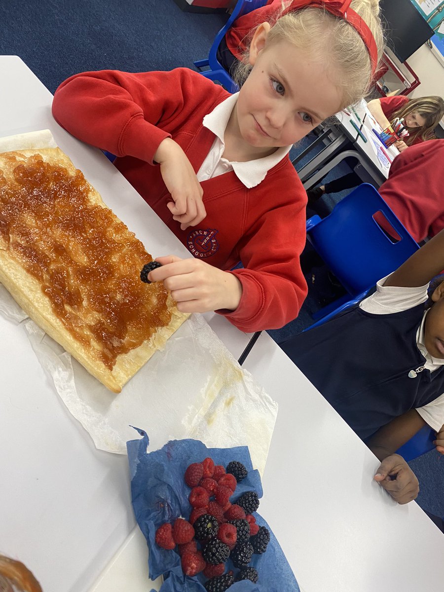 ArchibaldFirst's tweet photo. Year 3 have enjoyed making their final designs! Look at our creative tarts! Sweet and savoury! We hope they taste as good as they look! #AFSDT https://t.co/VVhYVYffIg
