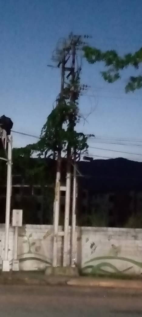 franklin07river's tweet photo. Transformador semáforo Cristal  está  chispeando no hay luz en la zona https://t.co/bvadHTKuFr
