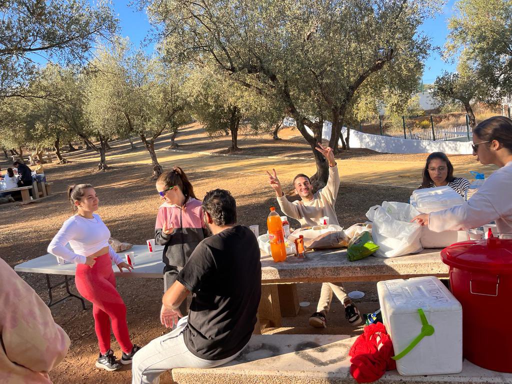 JSMMalaga's tweet photo. La departamento de #Juventud Sorda de la @SFSordosMalaga organiza un reencuentro donde los jovenes comparten información y participan en diversas actividades para poner en común sus necesidades. https://t.co/85YqpCSXm5