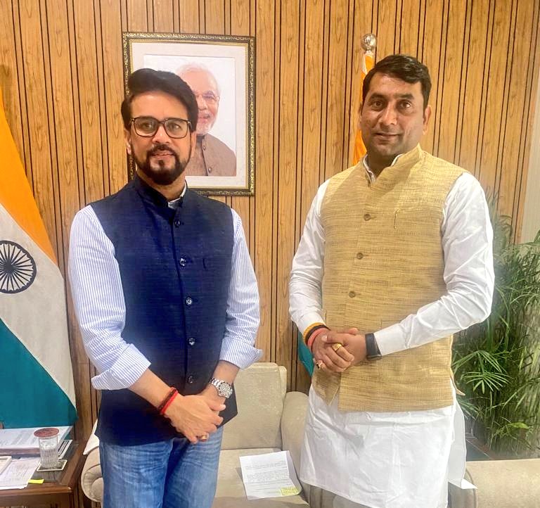 iPrashantVikal's tweet photo. युवा, कर्मठ, ऊर्जावान एवं सरल-सौम्य व्यक्तित्व के धनी, अभिभावक माननीय केन्द्रीय मंत्री आदरणीय श्री अनुराग ठाकुर जी से दिल्ली में शिष्टाचार भेंट कर उनका आशीर्वाद प्राप्त किया।
#Our_Pride
@ianuragthakur @isomendratomar @BJP4India
@Anurag_Office https://t.co/R8LU8rCjYQ