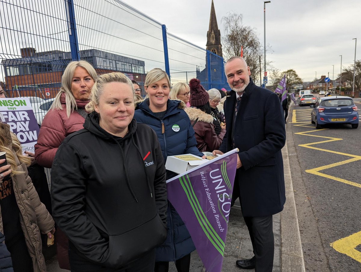 puntersg's tweet photo. 𝗨𝗣 𝗧𝗛𝗘 𝗪𝗢𝗥𝗞𝗘𝗥𝗦  l Fair play to @HomefitLTD doing a  𝗕𝗨𝗡 𝗥𝗨𝗡 around various schools this morning feeding the picket lines and supporting the non-teaching staff who are braving the cold weather this morning. Smyths Buns as usual give them a wee lift. https://t.co/ldTwV7rG42