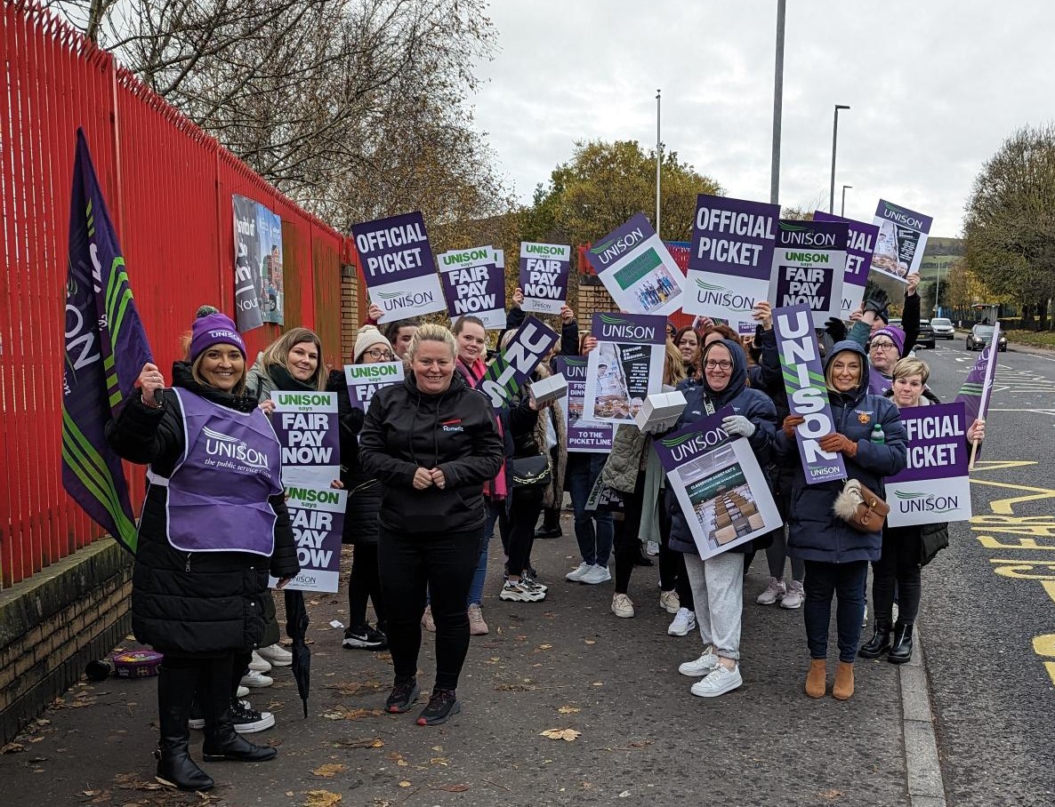 puntersg's tweet photo. 𝗨𝗣 𝗧𝗛𝗘 𝗪𝗢𝗥𝗞𝗘𝗥𝗦  l Fair play to @HomefitLTD doing a  𝗕𝗨𝗡 𝗥𝗨𝗡 around various schools this morning feeding the picket lines and supporting the non-teaching staff who are braving the cold weather this morning. Smyths Buns as usual give them a wee lift. https://t.co/ldTwV7rG42