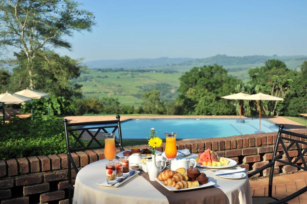 TravelNoteSA1's tweet photo. Visited @SouthernSunGrp in Hazyview the other day and it just felt refreshing, waking up to the smell of bananas and enjoying the breeze influenced by the thick-flipping banana trees across the surrounding landscape.
#TravelNoteSA #ExploreMpumalanga
#WeDoTourism https://t.co/9O4drC4Hx0