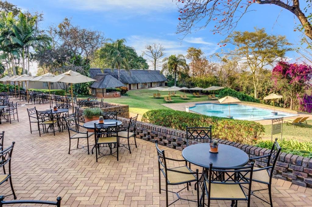 TravelNoteSA1's tweet photo. Visited @SouthernSunGrp in Hazyview the other day and it just felt refreshing, waking up to the smell of bananas and enjoying the breeze influenced by the thick-flipping banana trees across the surrounding landscape.
#TravelNoteSA #ExploreMpumalanga
#WeDoTourism https://t.co/9O4drC4Hx0