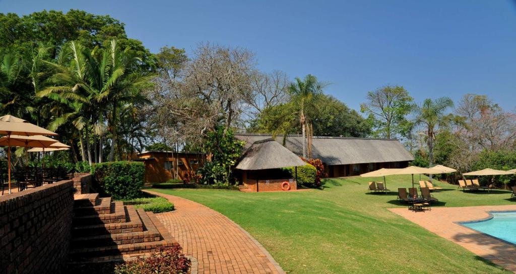 TravelNoteSA1's tweet photo. Visited @SouthernSunGrp in Hazyview the other day and it just felt refreshing, waking up to the smell of bananas and enjoying the breeze influenced by the thick-flipping banana trees across the surrounding landscape.
#TravelNoteSA #ExploreMpumalanga
#WeDoTourism https://t.co/9O4drC4Hx0