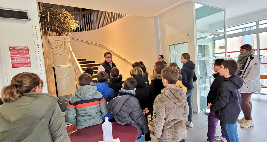 Bertrand de Guébriant (@guebriant) on Twitter photo 🤝 Je suis ravi d'accueillir une nouvelle #classe de l'école Saint-Joseph (ensemble scolaire Frassati de #Craon) dans le cadre du <a href="/PasseportCivism/">Passeport Du Civisme</a>.
✅️ Objectif : connaître les #valeurs de la #République et comprendre le fonctionnement d'une #collectivité. 🤝 Je suis ravi d'accueillir une nouvelle #classe de l'école Saint-Joseph (ensemble scolaire Frassati de #Craon) dans le cadre du <a href="/PasseportCivism/">Passeport Du Civisme</a>.
✅️ Objectif : connaître les #valeurs de la #République et comprendre le fonctionnement d'une #collectivité.