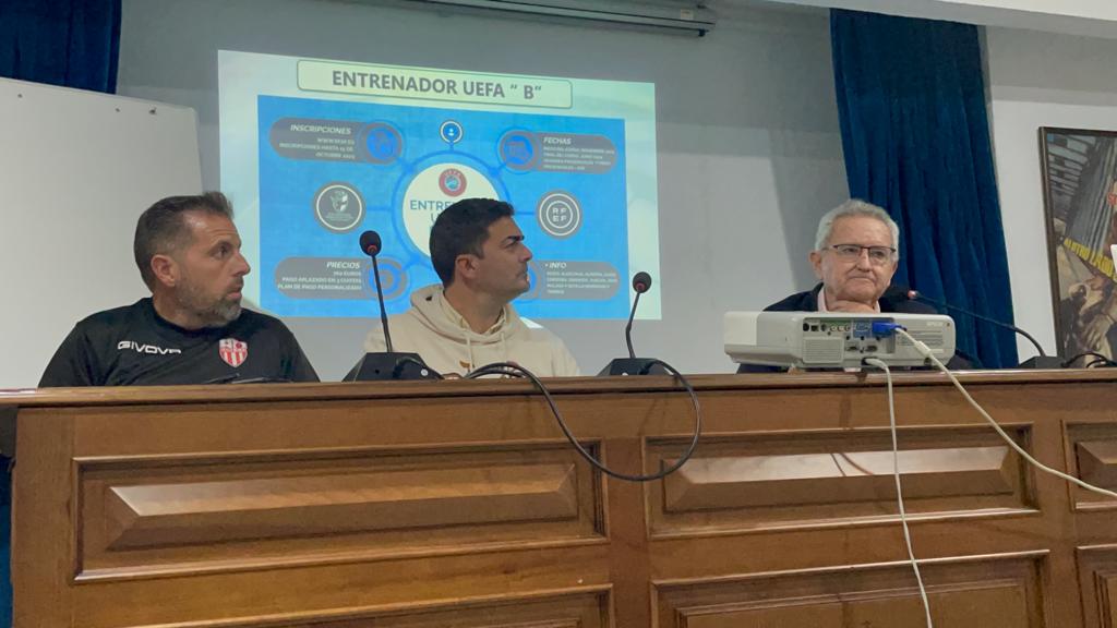 𝑷𝑨𝑺𝑬𝑵, 𝑽𝑬𝑨𝑵... 𝑬 𝑰𝑵𝑺𝑪𝑹𝑰́𝑩𝑨𝑵𝑺𝑬

🪧 El <a href="/aytoloradelrio/">Ayto. Lora del Río</a> acogió la presentación de una nueva edición del Curso de 𝙴𝚗𝚝𝚛𝚎𝚗𝚊𝚍𝚘𝚛 𝚄𝙴𝙵𝙰 '𝙱'.

🤝 Gran colaboración entre <a href="/cedifa/">RFAF-CEDIFA</a>, Ayto. y <a href="/LoraCFOficial/">LORACF</a>.

✉️ Información en: loracfoficial2017@gmail.com