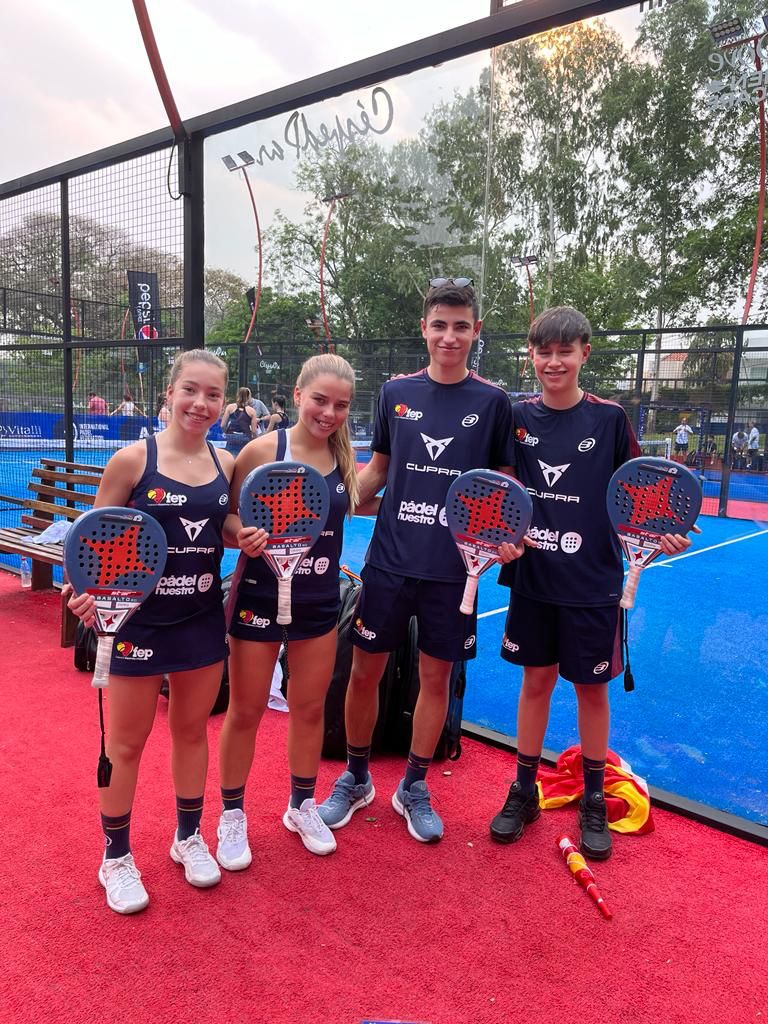 🔛Orgullosos de nuestros jugadores Paula Ferrán, Cova Verdejo, David Gala y Nico Fernández, que se encuentran en Paraguay compitiendo con la Selección Española en el Mundial de Pádel de Menores🥎💫

¡Mucha suerte en la fase final del campeonato!