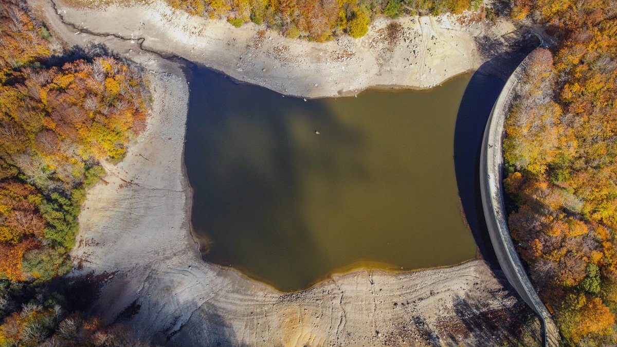 lasequeradel22's tweet photo. S'acosten restriccions i nosaltres treiem els equips a controlar.

Aquest és l'estany de Santa Fe del Montseny capturades @nadiahg7 

Com veieu el panorama? 🥲 https://t.co/Njv4865Xtr