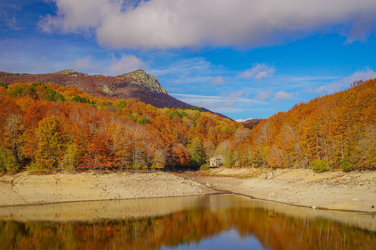 lasequeradel22's tweet photo. S'acosten restriccions i nosaltres treiem els equips a controlar.

Aquest és l'estany de Santa Fe del Montseny capturades @nadiahg7 

Com veieu el panorama? 🥲 https://t.co/Njv4865Xtr