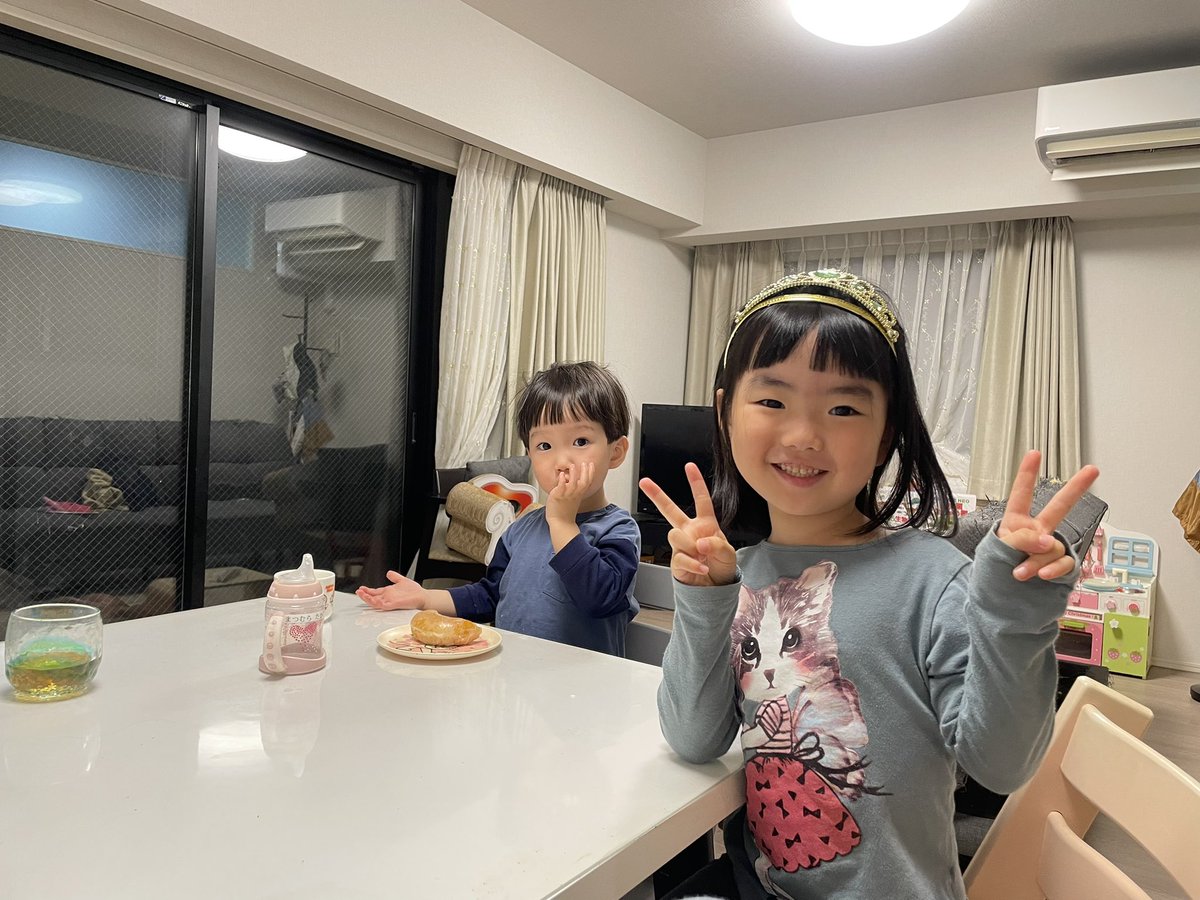 chsingle_father's tweet photo. 夕食後の2歳と5歳の子供のプチ喧嘩

2歳　なんかベタベタしてるー
5歳　納豆食べたからじゃないの？
2歳　違う、ドーナツでベタベタしてるの！
5歳　分かってるんやん？じゃあ拭いたら？
2歳　優しくしてちょうだい、ねえねに優しくしないよ
5歳　じゃあ高志にも優しくしなくていいの？

ほっこりです https://t.co/4yjyl3piAs