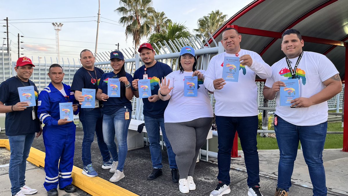 🇻🇪 Clase trabajadora de #Pequiven participa en la campaña “Venezuela Toda” rumbo al referéndum consultivo sobre el Esequibo. 

¡El Esequibo Es Venezuela! 💯

#ElEsequiboEsDeVenezuela 
#ElEsequiboEs5VecesSÍ 

<a href="/NicolasMaduro/">Nicolás Maduro</a> 
<a href="/TellecheaRuiz/">Rafael Tellechea</a> 
<a href="/nlaconchamolina/">@NLaConchaMolina</a> 
<a href="/elguerrero9523/">José Miguel Guerrero</a>