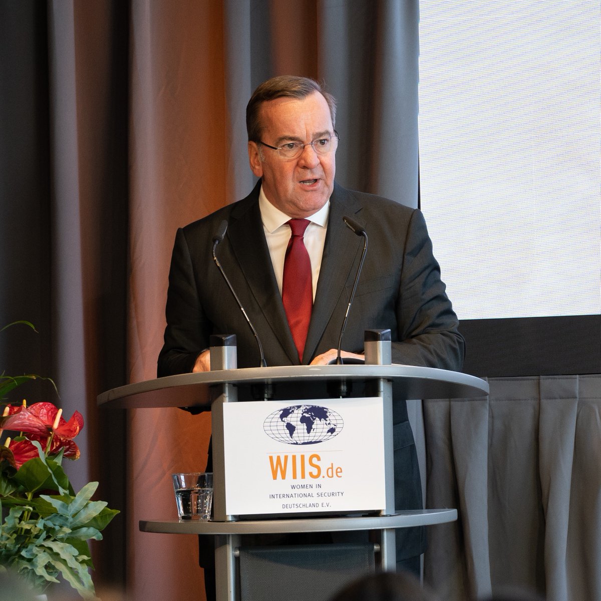 BMVg_Bundeswehr's tweet photo. Vernetzen, fördern, sichtbar machen – heute gratulierte Minister #Pistorius den Frauen von @WIIS_de für 20 Jahre Engagement in der Sicherheitspolitik &amp; betonte, die #Bundeswehr muss mehr Frauen gewinnen &amp; in Führungspositionen bringen – gute Organisationen brauchen gute Frauen! https://t.co/huNEAyCuum