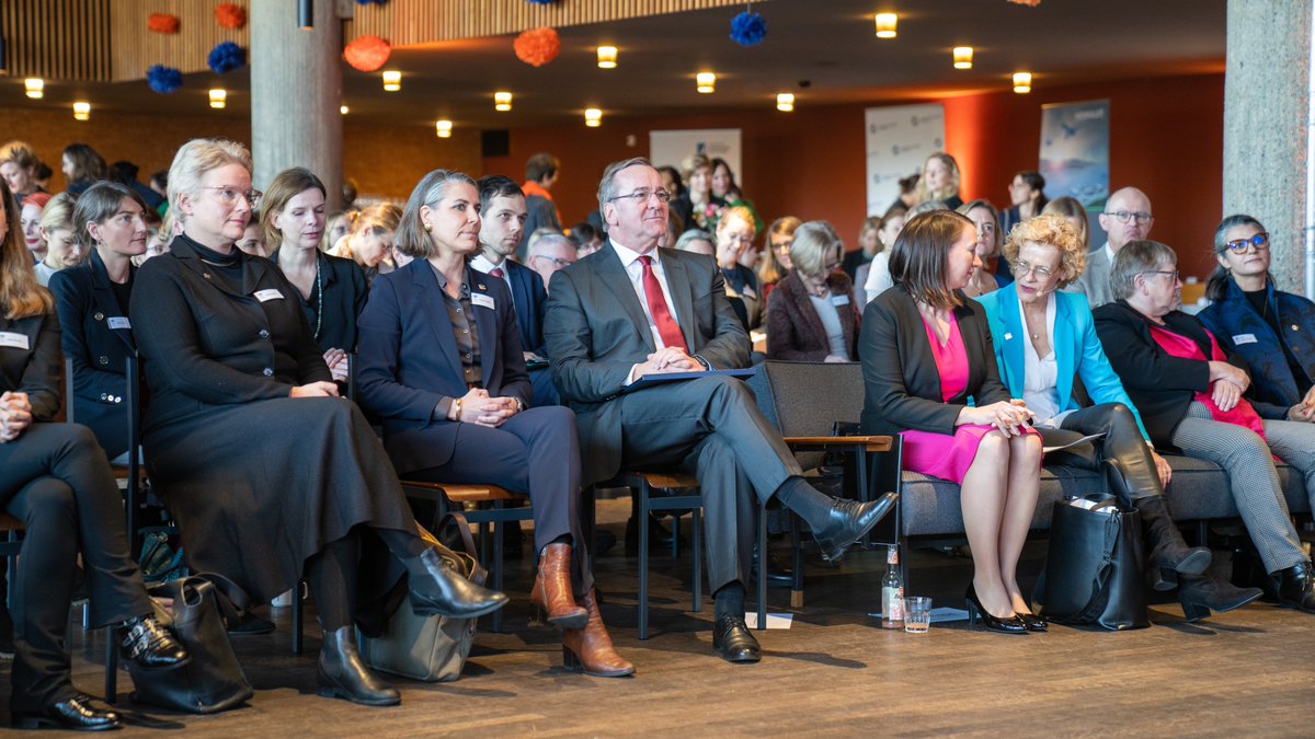 BMVg_Bundeswehr's tweet photo. Vernetzen, fördern, sichtbar machen – heute gratulierte Minister #Pistorius den Frauen von @WIIS_de für 20 Jahre Engagement in der Sicherheitspolitik &amp; betonte, die #Bundeswehr muss mehr Frauen gewinnen &amp; in Führungspositionen bringen – gute Organisationen brauchen gute Frauen! https://t.co/huNEAyCuum