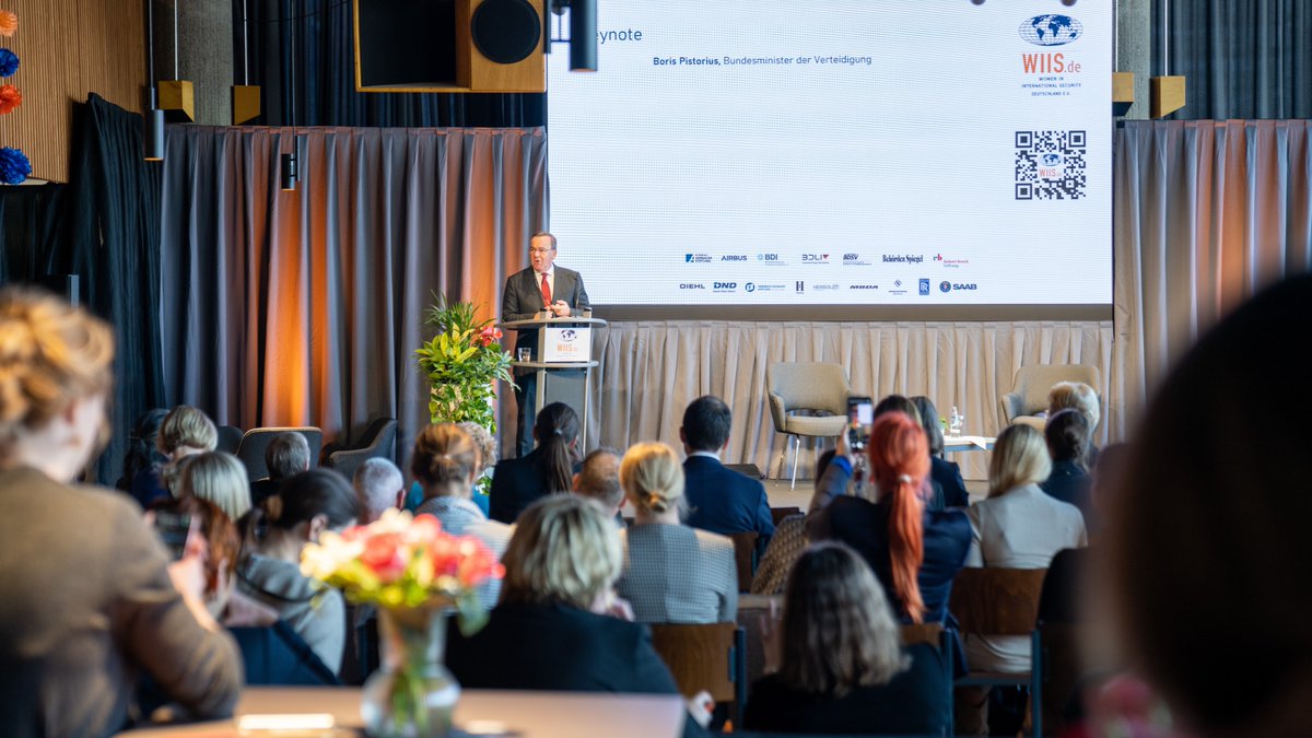 Vernetzen, fördern, sichtbar machen – heute gratulierte Minister #Pistorius den Frauen von <a href="/WIIS_de/">WIIS.de</a> für 20 Jahre Engagement in der Sicherheitspolitik &amp; betonte, die #Bundeswehr muss mehr Frauen gewinnen &amp; in Führungspositionen bringen – gute Organisationen brauchen gute Frauen!