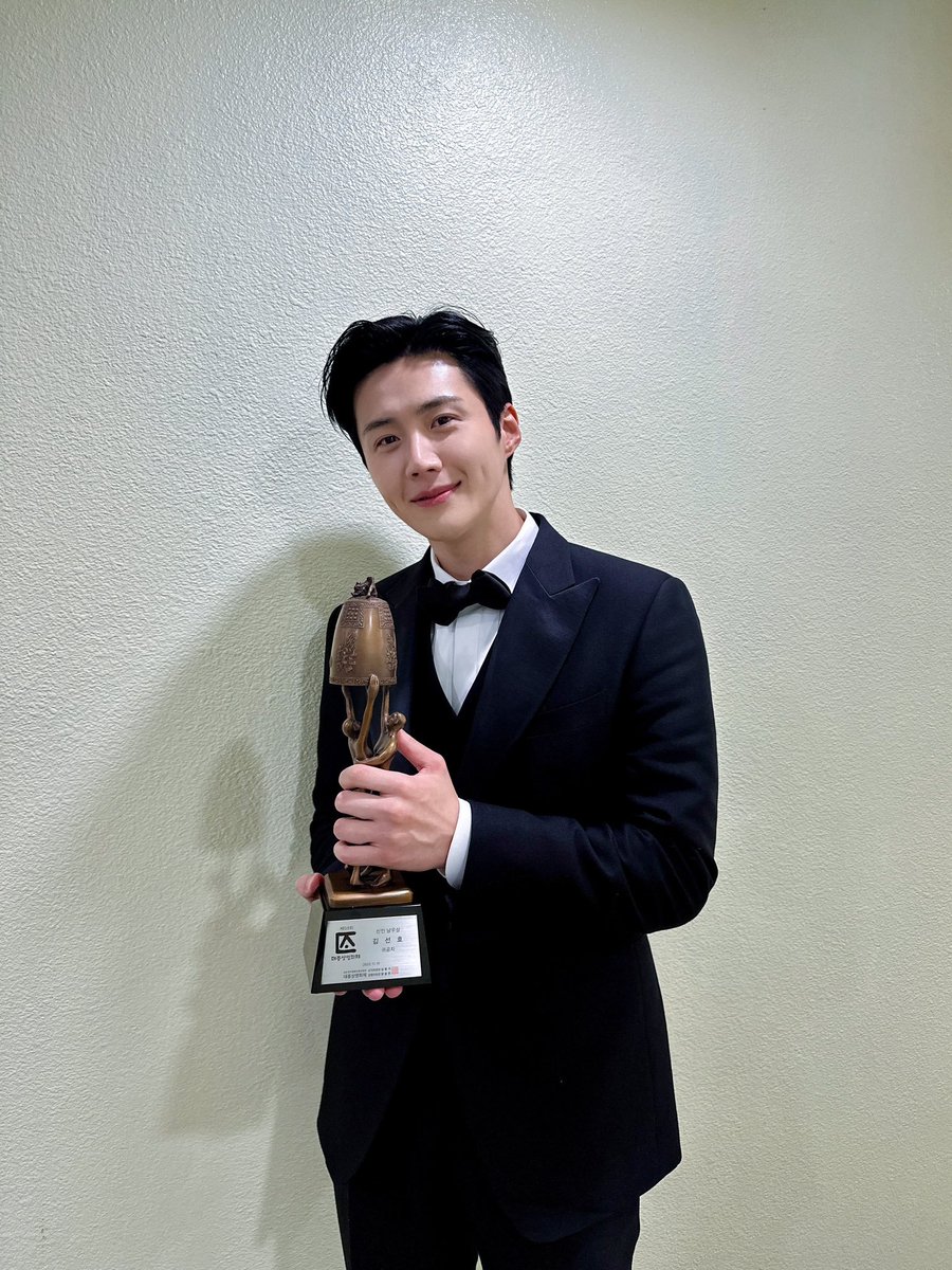 draftbear59's tweet photo. Kim Seon-Ho WEVERSE update

You take care too, our new movie actor. 💙

#59thGrandBellAwards
#대종상영화제 #제59회대종상영화제 #대종상 #Daejong #DaejongFilmAwards
#BestNewMovieActor_KimSeonHo #TheChilde
#김선호 #KimSeonHo
#金宣虎 #キムソンホ
#คิมซอนโฮ https://t.co/JmXPcvaljt