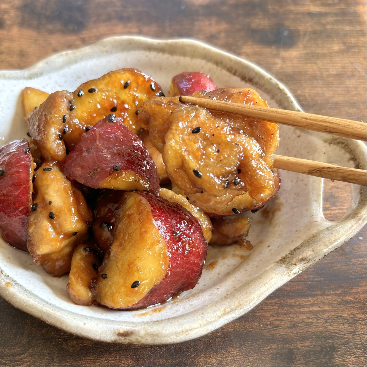 redbeanjam1210's tweet photo. 家族から人気の、鶏肉とさつまいものてりてり焼き🍠
ご飯が進むおかずレシピです🍚 https://t.co/vud6eTMYfV