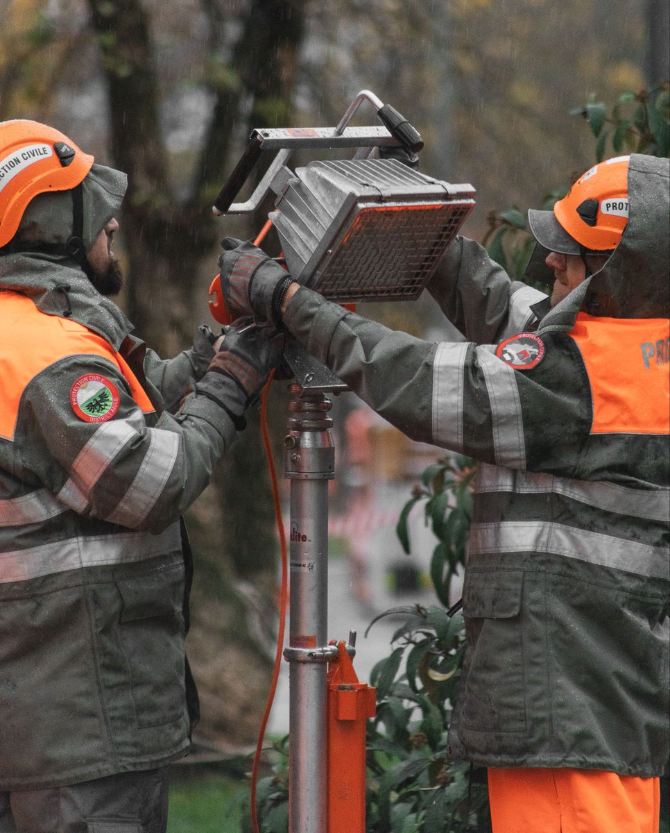 PCiVD's tweet photo. 🌧La #PCiVD a été mobilisée en réponse aux inondations dans le canton de Vaud. Elle a érigé des barrages le long de cours d'eau et livré 400 sacs de sable.
🚒 Il y a eu près de 1'828 appels à la centrale 118, avec 1'106 sapeurs-pompiers et 597 véhicules mobilisés.

📷 Léo Prost https://t.co/Dwkc5BTaIn