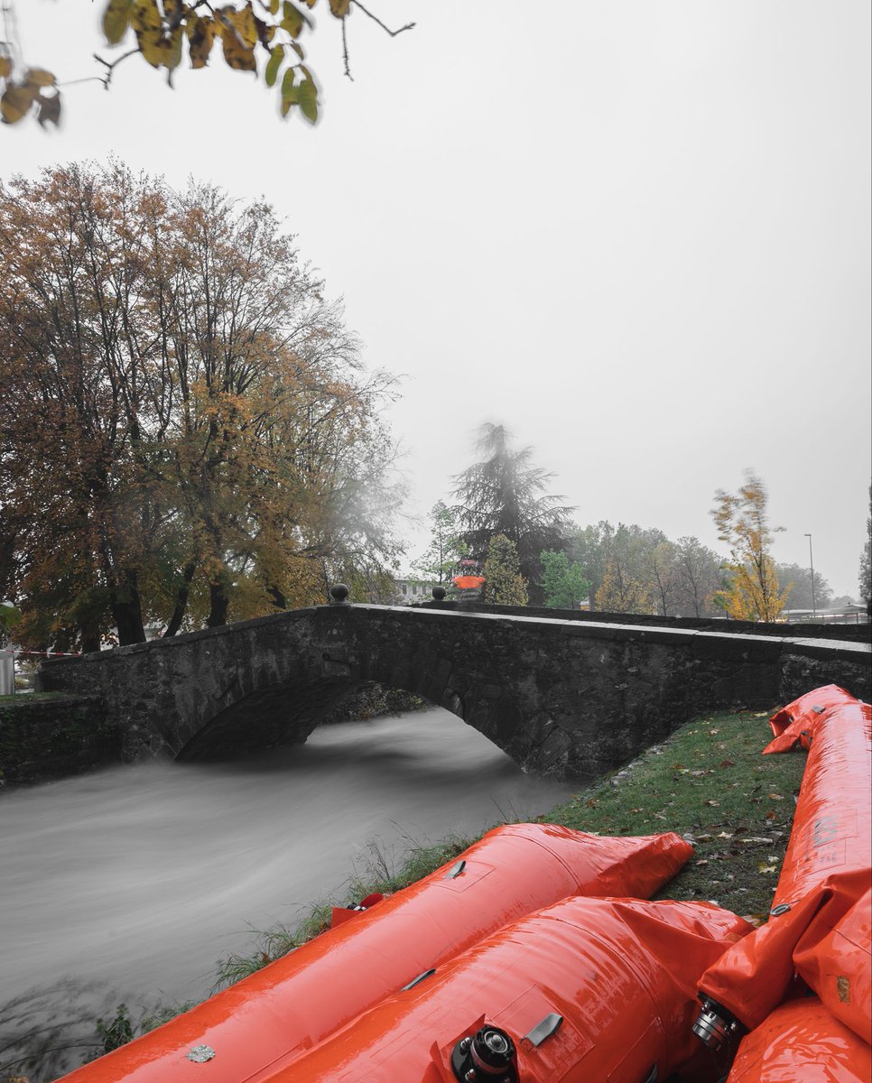 PCiVD's tweet photo. 🌧La #PCiVD a été mobilisée en réponse aux inondations dans le canton de Vaud. Elle a érigé des barrages le long de cours d'eau et livré 400 sacs de sable.
🚒 Il y a eu près de 1'828 appels à la centrale 118, avec 1'106 sapeurs-pompiers et 597 véhicules mobilisés.

📷 Léo Prost https://t.co/Dwkc5BTaIn