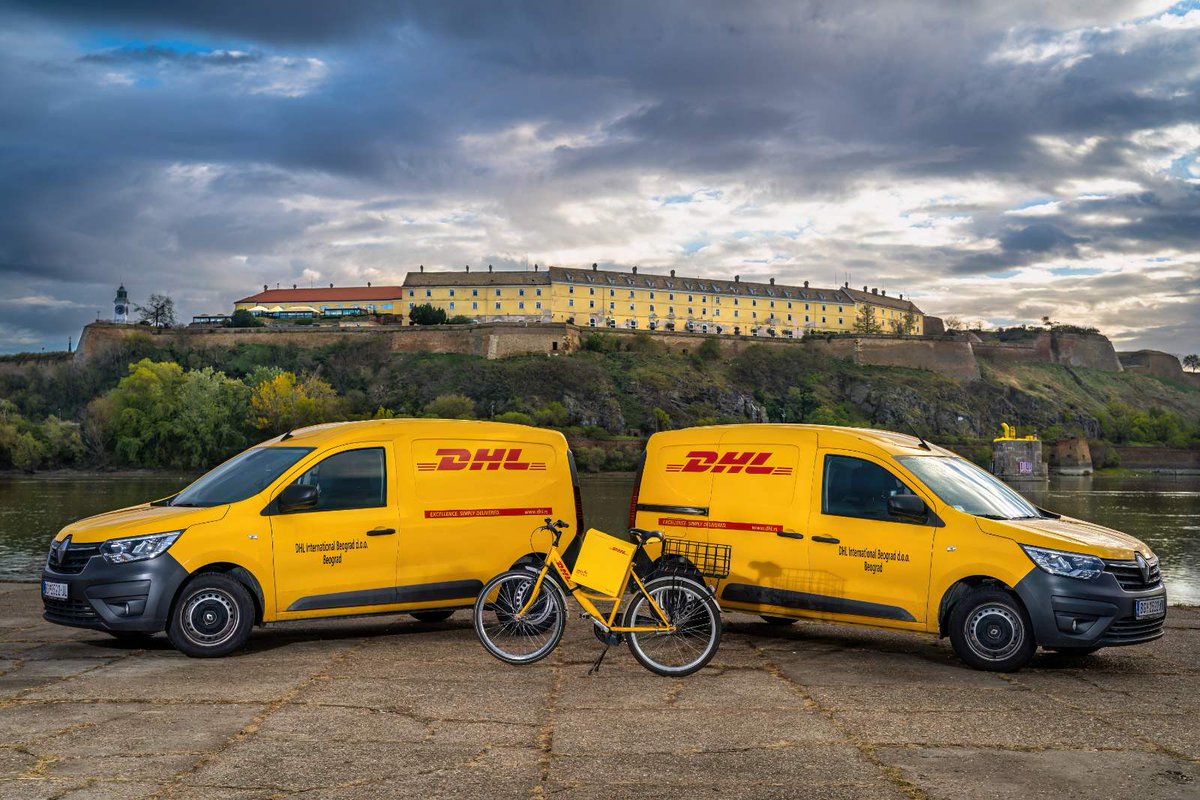 DHLSrbija's tweet photo. Jedna umetnička fotografija i neverovatan DHL kadar u Novom Sadu. 📷🖼️

#dostavabezgranica https://t.co/93IlRx1ydS