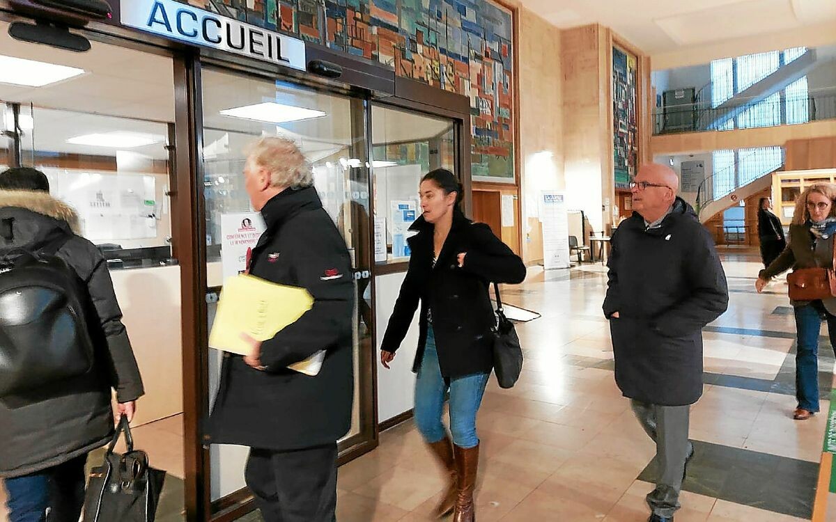 TLGBrest's tweet photo. Affaire « Vivre à Brest » : le maire François Cuillandre condamné à une peine de 10 000 € d’amende
➡️ https://t.co/HAOyvQFrqN https://t.co/vbD7wa0rFI
