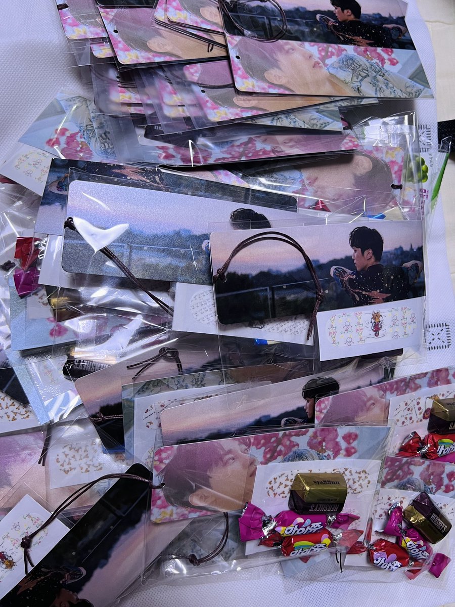 b1a4shiningstar's tweet photo. 진영 책갈피랑🔖 붙이면 상처가 씻은듯이 낫는다는 밴드🩹(개인차있슴😁)
18일(토욜날) 진영 생일카페에서 만나는 분들께 소량 나눔해요~
많이들 오시고 인사하고 함께 진영 생일 축하해요💖

#진영 #정진영 #jinyoung https://t.co/k3RpVwoWUs