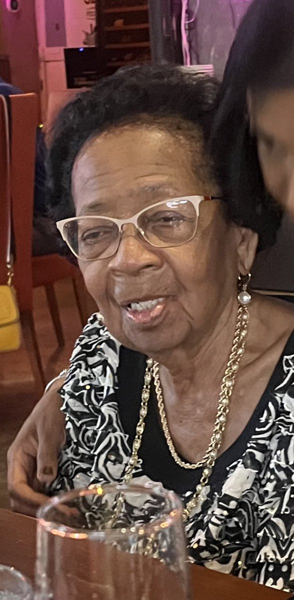 Hoy llega a sus 89 años, mi madre Inés Hernández Sevilla!  Valiente, determinada, estoica, con una fe inquebrantable, meticulosamente organizada y optimista a ultranza, mi madre ha sido y es mi mayor referente de vida. Doy gracias a Dios por su valiosa vida y la celebro. 😘🎊🎉🙏