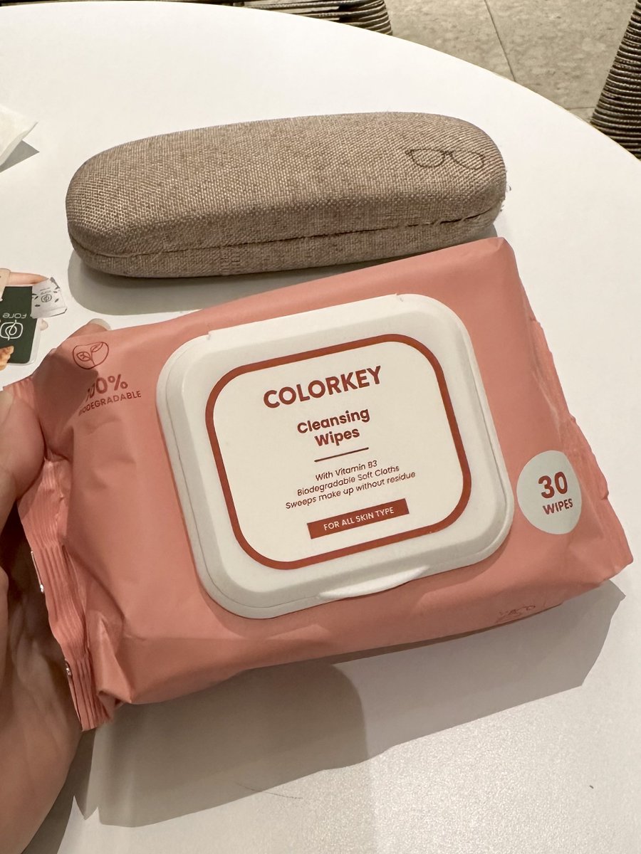 nocturnalcutie's tweet photo. cleansing wipes yg udah aku purchase 3x, bawa ini buat hapus make-up pas wfc/traveling. 

bisa buat waterproof make up, trus yg paling penting ini ga bikin panas di kulit sensitif 😅 (bcs some of cleansing wipes do on my skin). https://t.co/v9wnz1cA61