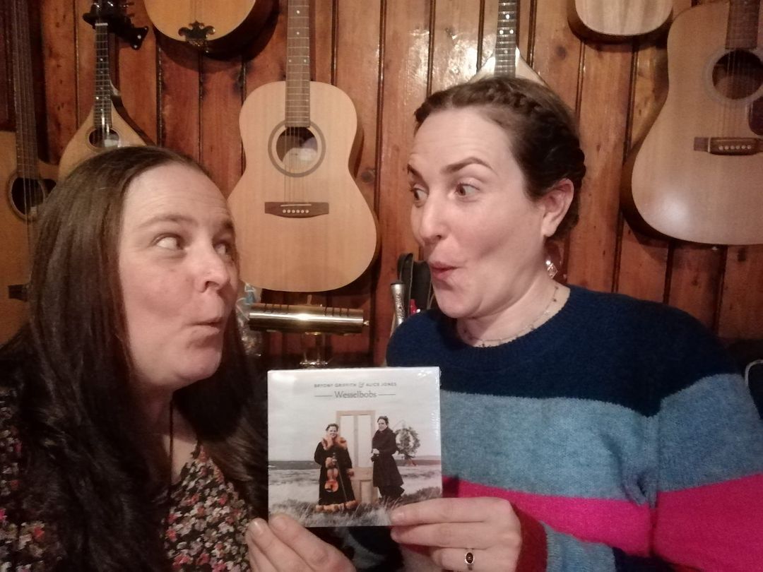 BryonyGriffith's tweet photo. We'd love our new album #WESSELBOBS to get in to the Folk Album Charts! Buying a physical copy from our website, or paying to download it would be really helpful! 😀😀
https://t.co/Vat1g4XTMW
#christmasalbum #winteralbum #wintersongs #YORKSHIRE https://t.co/xsc0xKFIZK