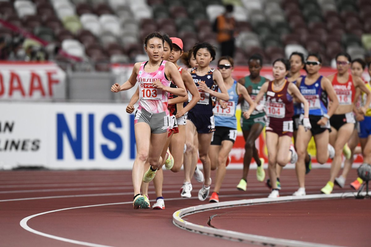 jaaf_official's tweet photo. ◤#日本選手権10000m @国立
パリ五輪選考競技会🇫🇷 ◢
#Challenge25Laps
にちなんだ
#Playback25Laps ②
#Lap3
最初の1000mを通過。
脚はどうか。呼吸はどうか。
#Lap4
ペース/隊列ともに落ち着く頃。
淡々と刻む。
#Lap5
2000mへ向かうLap。
設定タイムとのずれはないか確認。
つづく。
🎫チケット絶賛販売中!!
https://t.co/WeDJ14LaKm
写真:フォート・キシモト