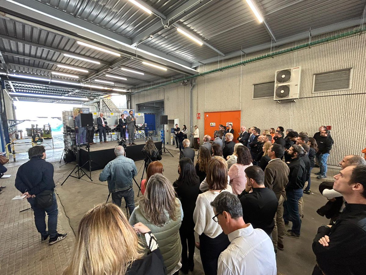 albertcaste's tweet photo. Avui hem posat la primera pedra d'un nou projecte industrial estratègic a Vilafranca del Penedès. La multinacional neerlandesa #AzkoNobel invertirà 32M€ i crearà 40 nous llocs de treball per posar en marxa una nova fàbrica de packaging metàl·lic amb el suport d'@accio_cat https://t.co/3SmQo7lYJp