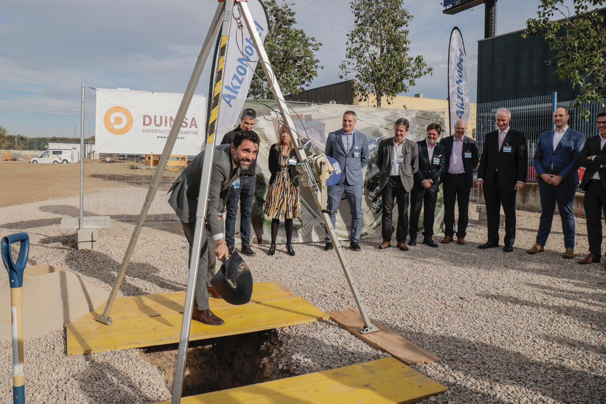 albertcaste's tweet photo. Avui hem posat la primera pedra d'un nou projecte industrial estratègic a Vilafranca del Penedès. La multinacional neerlandesa #AzkoNobel invertirà 32M€ i crearà 40 nous llocs de treball per posar en marxa una nova fàbrica de packaging metàl·lic amb el suport d'@accio_cat https://t.co/3SmQo7lYJp