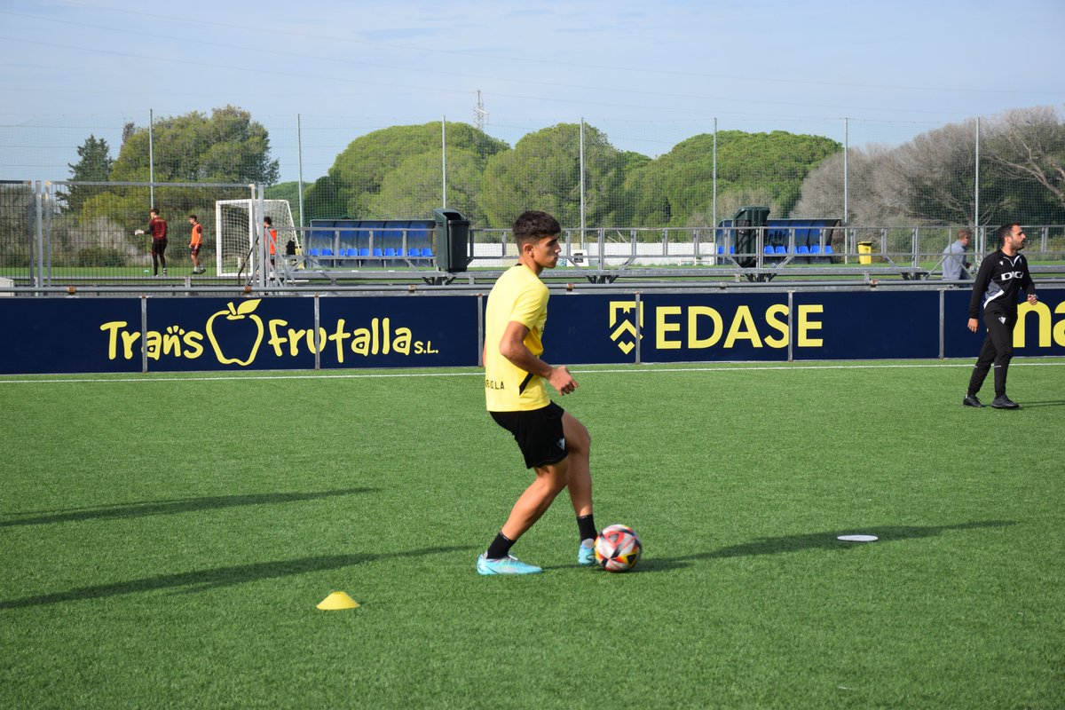 Cadiz_CFCantera's tweet photo. #CanteraCadista 💛💙

🤩 Juan Díaz, Ismael Martín, Samu Almagro y Borja Vázquez, del Juvenil A, se ejercitaron con el #Mirandilla en la sesión de hoy. https://t.co/EGSqKb2IDd