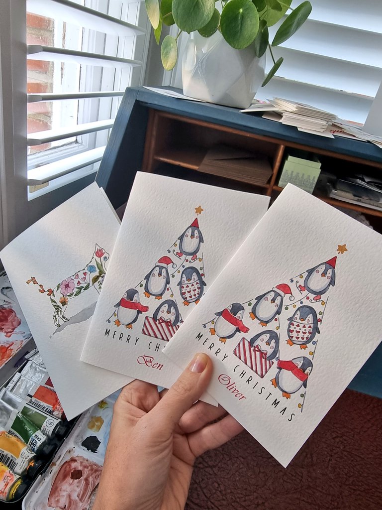 Constantly printing and hand painting gold on my orders. Busy but happy 🥰 Visit and order on my Etsy shop 🎄 invisibleye.etsy.com/listing/157363… #elevenseshour #giftideas #christmascards #handmade #thursdaymorning #britishcraft #ShopSmall #shopindie #etsygifts #etsycard @Justacard1