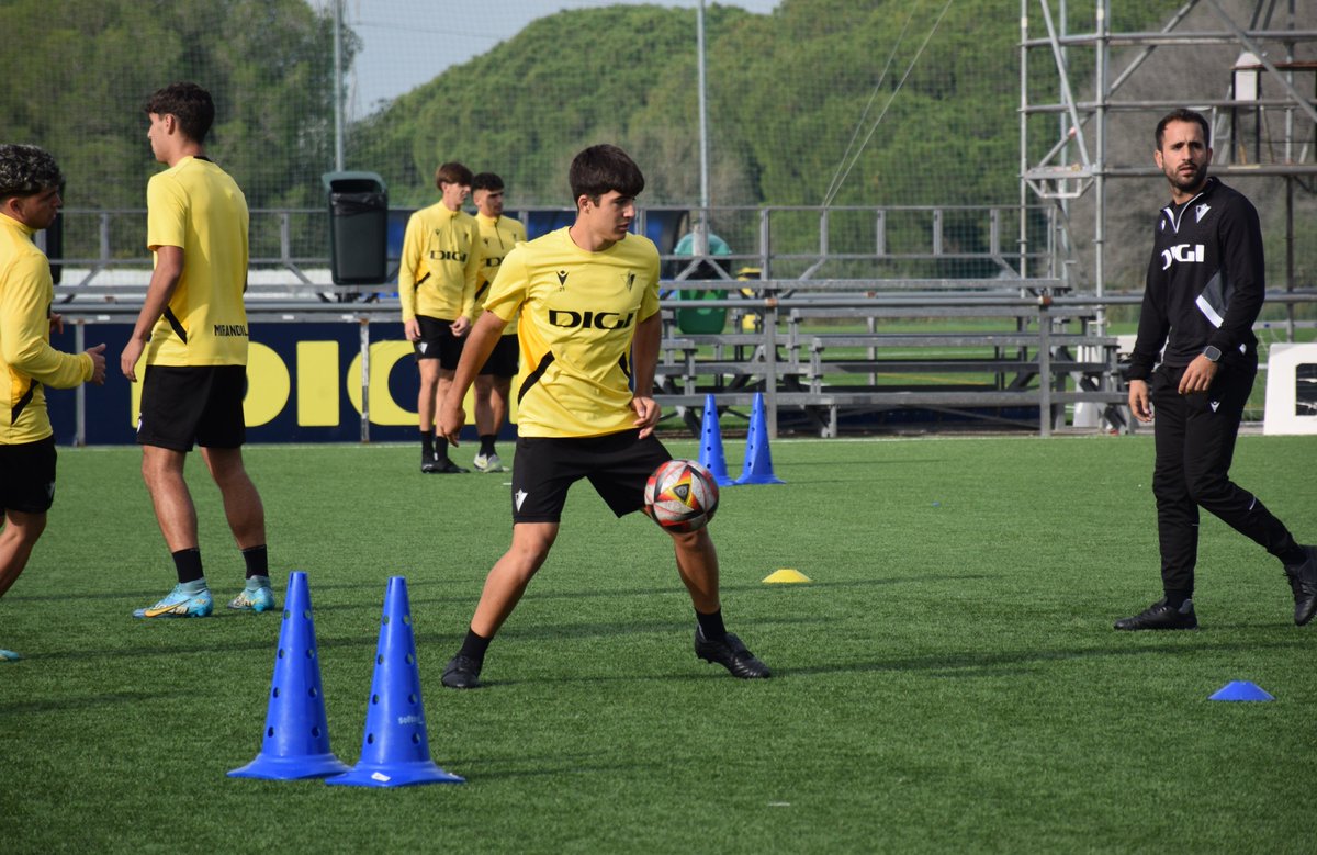 Cadiz_CFCantera's tweet photo. #CanteraCadista 💛💙

🤩 Juan Díaz, Ismael Martín, Samu Almagro y Borja Vázquez, del Juvenil A, se ejercitaron con el #Mirandilla en la sesión de hoy. https://t.co/EGSqKb2IDd