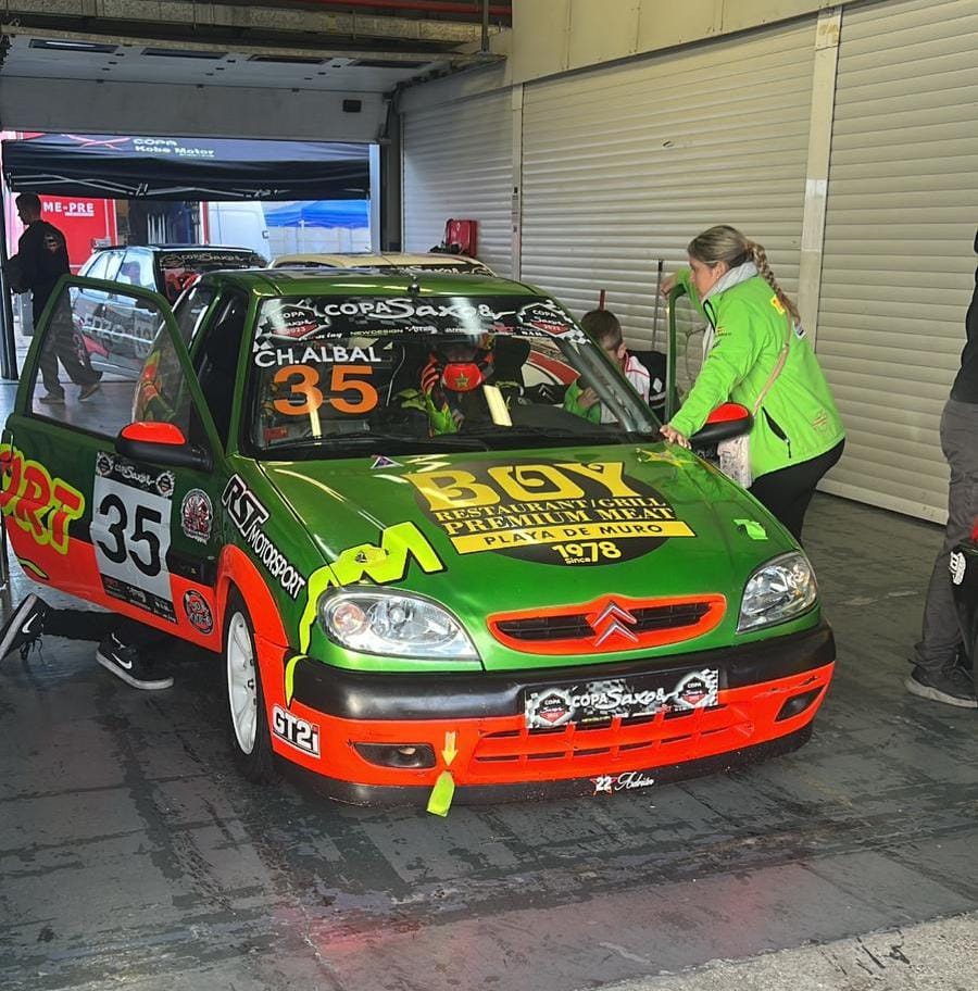 CHEMA ALBAL
Este fin de semana se corrió la última prueba de la Copa Saxo en el Circuito de Jerez con el equipo TAC SPORT. En la carrera 2, el sábado, acabó en P8. El domingo en los entrenos clasificatorios hacía P18. Por la tarde en la carrera de la final A ascendió hasta P12