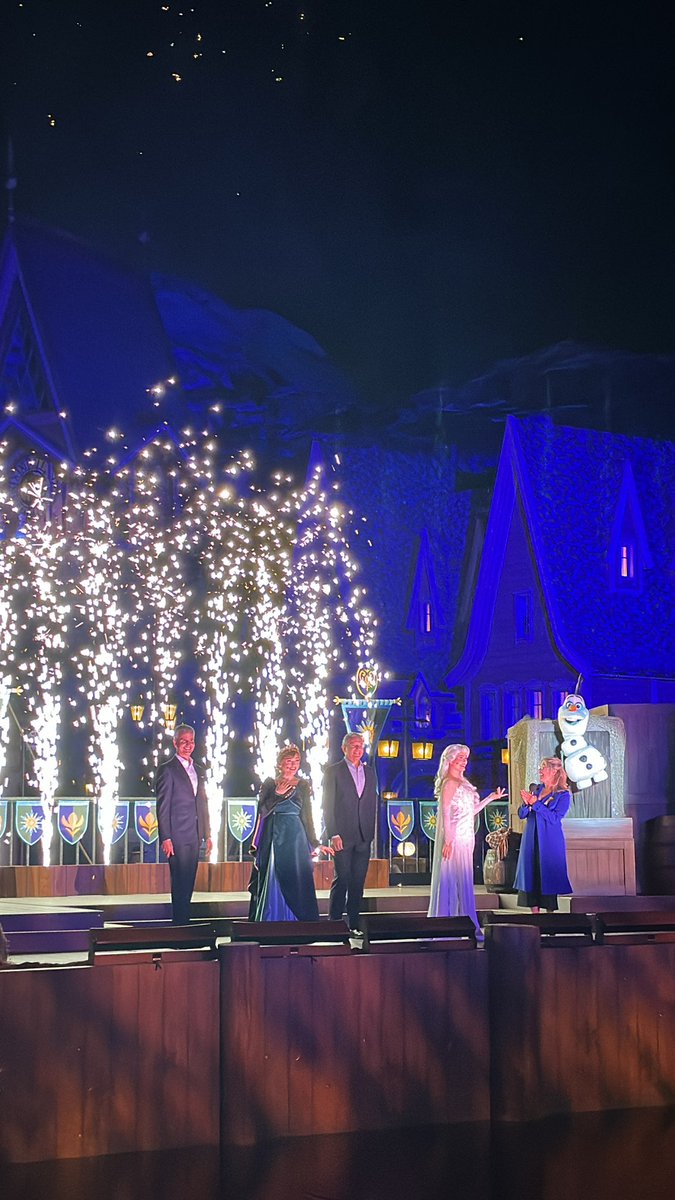 tarahchieffi's tweet photo. The Kingdom of Arendelle is officially open! Here’s a peek at the opening ceremonies. @DisneyParks #HKDisneyland #WorldOfFrozen #LetItGo #ForTheFirstTimeInNovember #LetItGoLikeNeverBefore https://t.co/6udShaWSSj