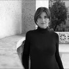 Poesia è parola. Poesia è stupore. 
È ancora quell’accoglienza che l’uomo riserva alla vita. Splendida la nuova raccolta di versi Ilaria Giovinazzo. Un livre de chevet i nuovi versi della scrittrice e docente di storia dell’arte. « La religione della bellezza » è edito dalla casa