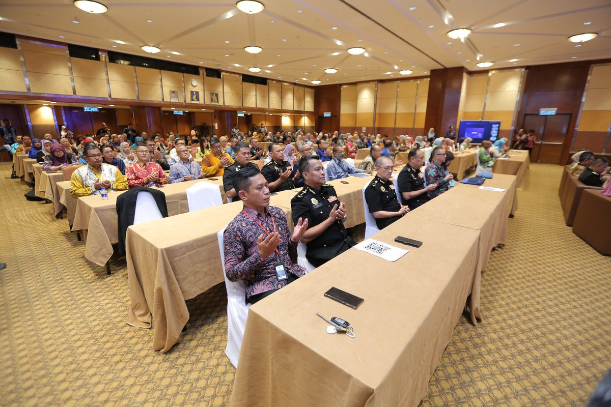 300 WARGA AGC LAFAZ IBR PERANGI RASUAH BERSAMA SPRM Putrajaya, 16 Nov - Seramai lebih 300 warga Jabatan Peguam Negara (AGC) telah melafazkan Ikrar bebas Rasuah (IBR) sebagai tanda komitmen memerangi rasuah bersama Suruhanjaya Pencegahan Rasuah Malaysia (SPRM).